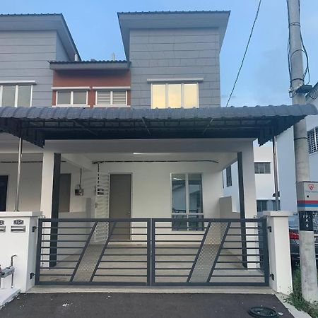 2Storey Asraf'S Homestay Seri Iskandar Exterior photo